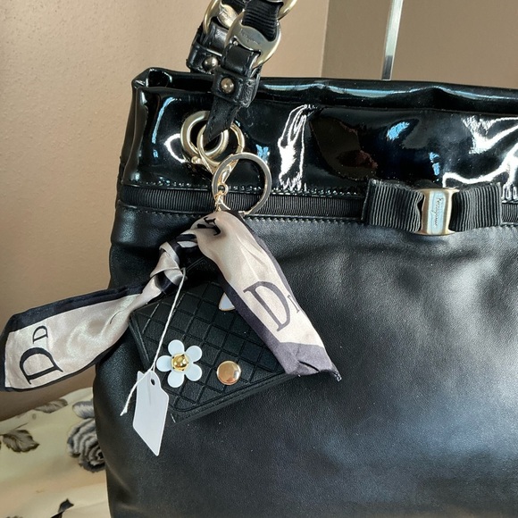 Elegant Ferragamo Black Shoulder Bag with Silver Chain Handles. - Picture 11 of 14